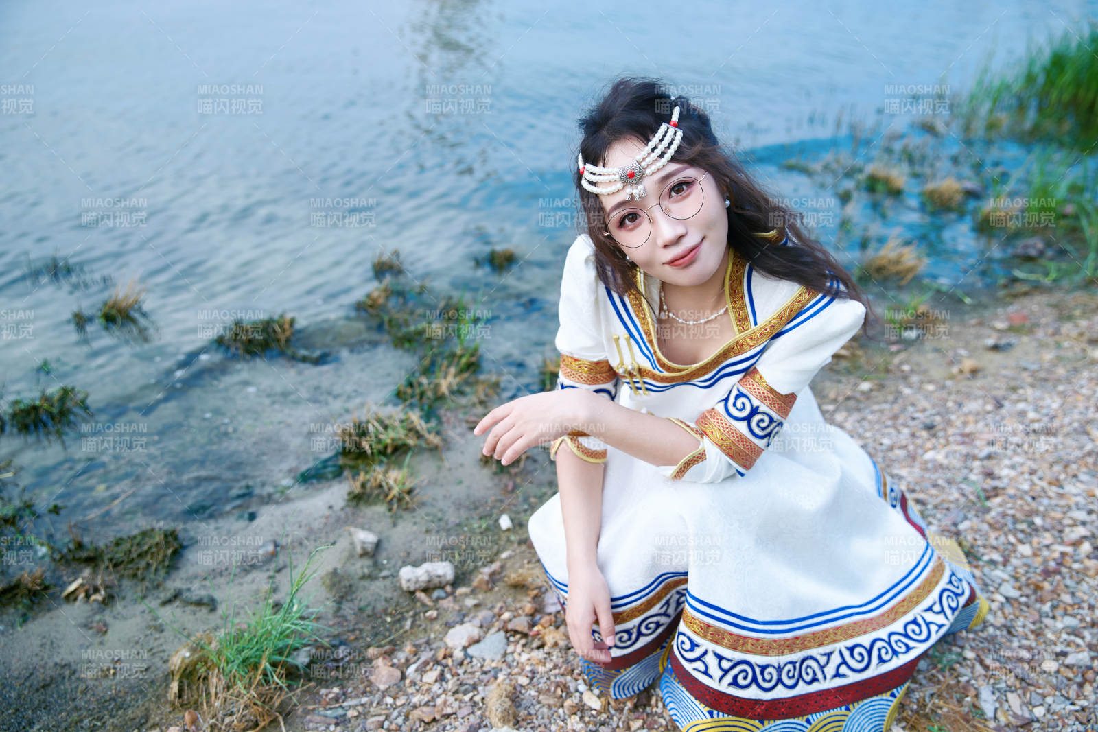 穿着蒙古族不里亚特传统服饰的亚洲美女图片