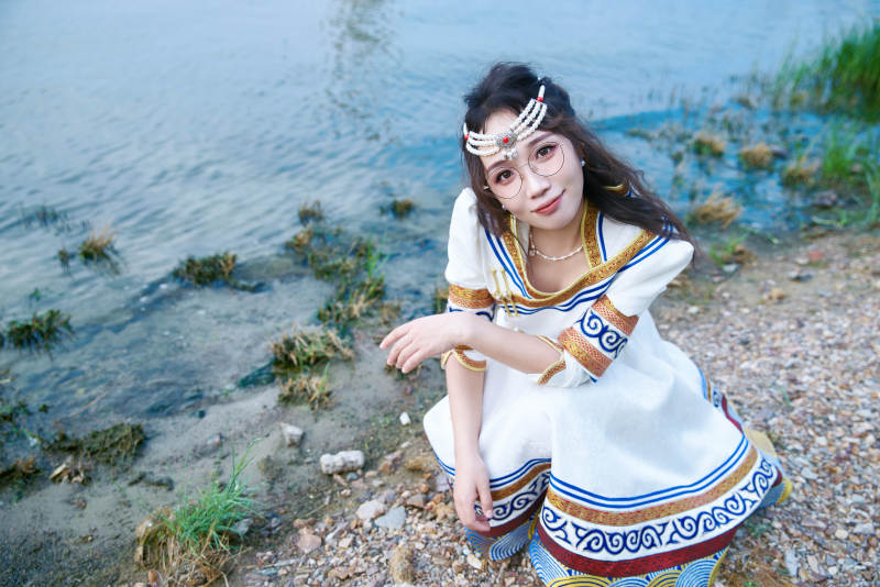 穿着蒙古族不里亚特传统服饰的亚洲美女图片