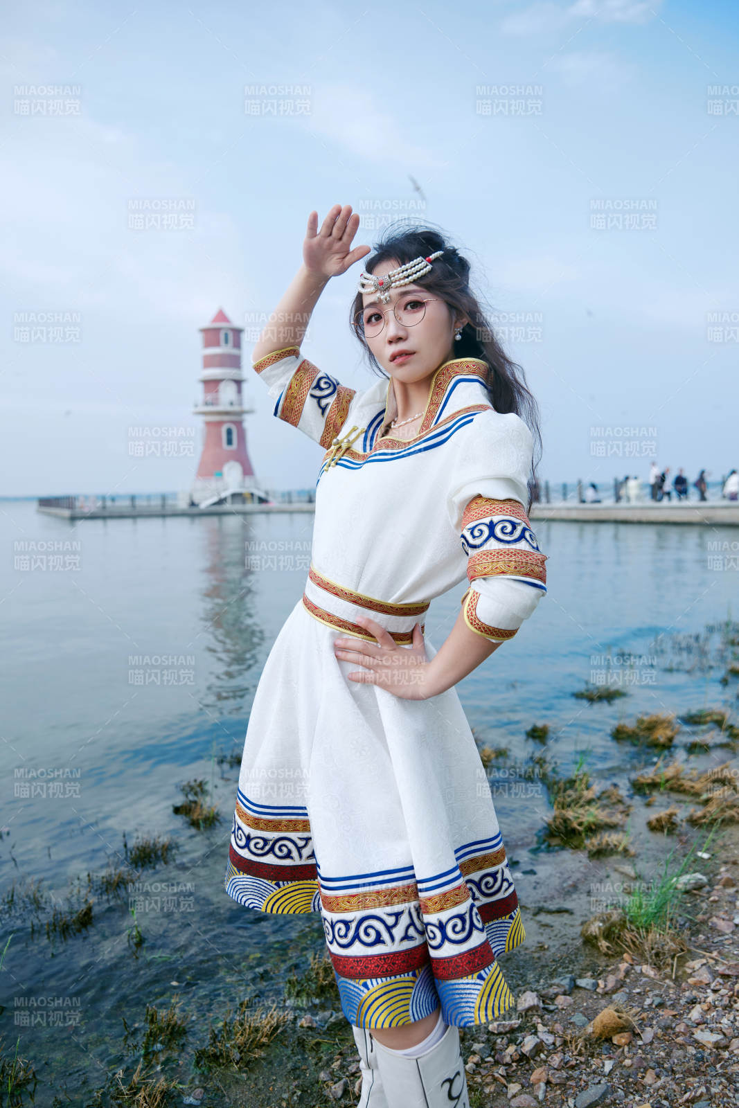 穿着蒙古族不里亚特传统服饰的亚洲美女图片