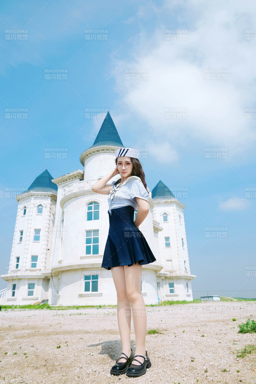 身穿水手服在城堡别墅前拍照打卡的亚洲美女图片