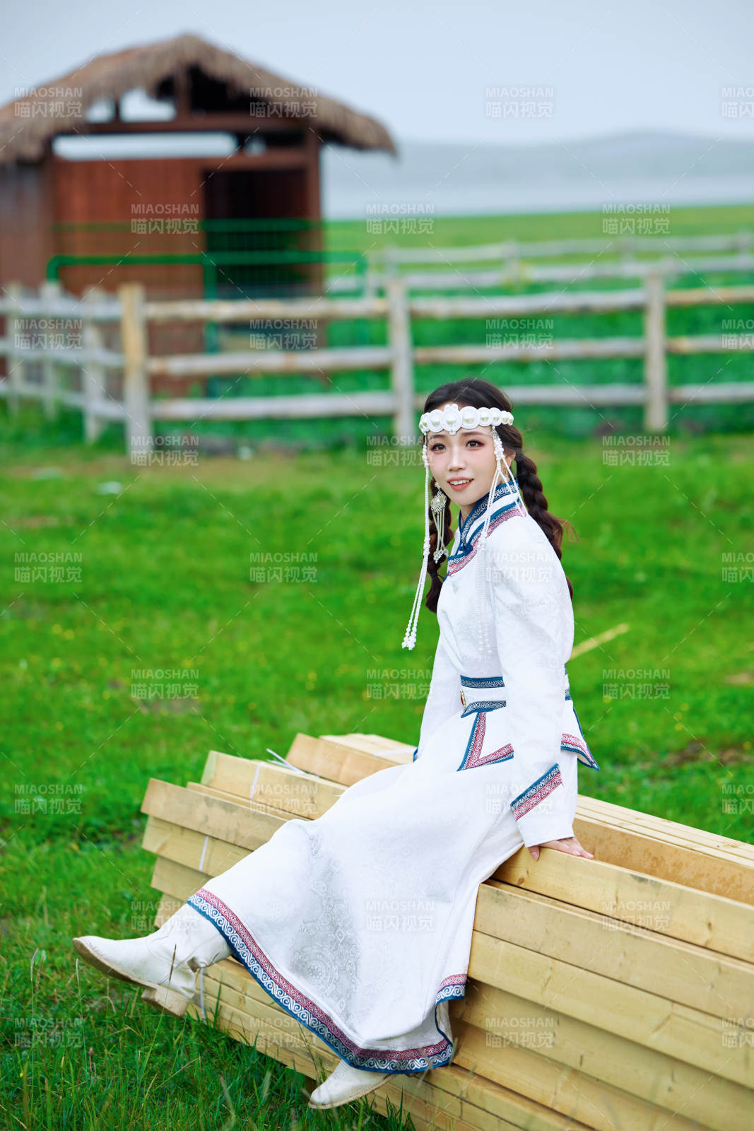 穿着蒙古族不里亚特传统服饰的亚洲美女图片