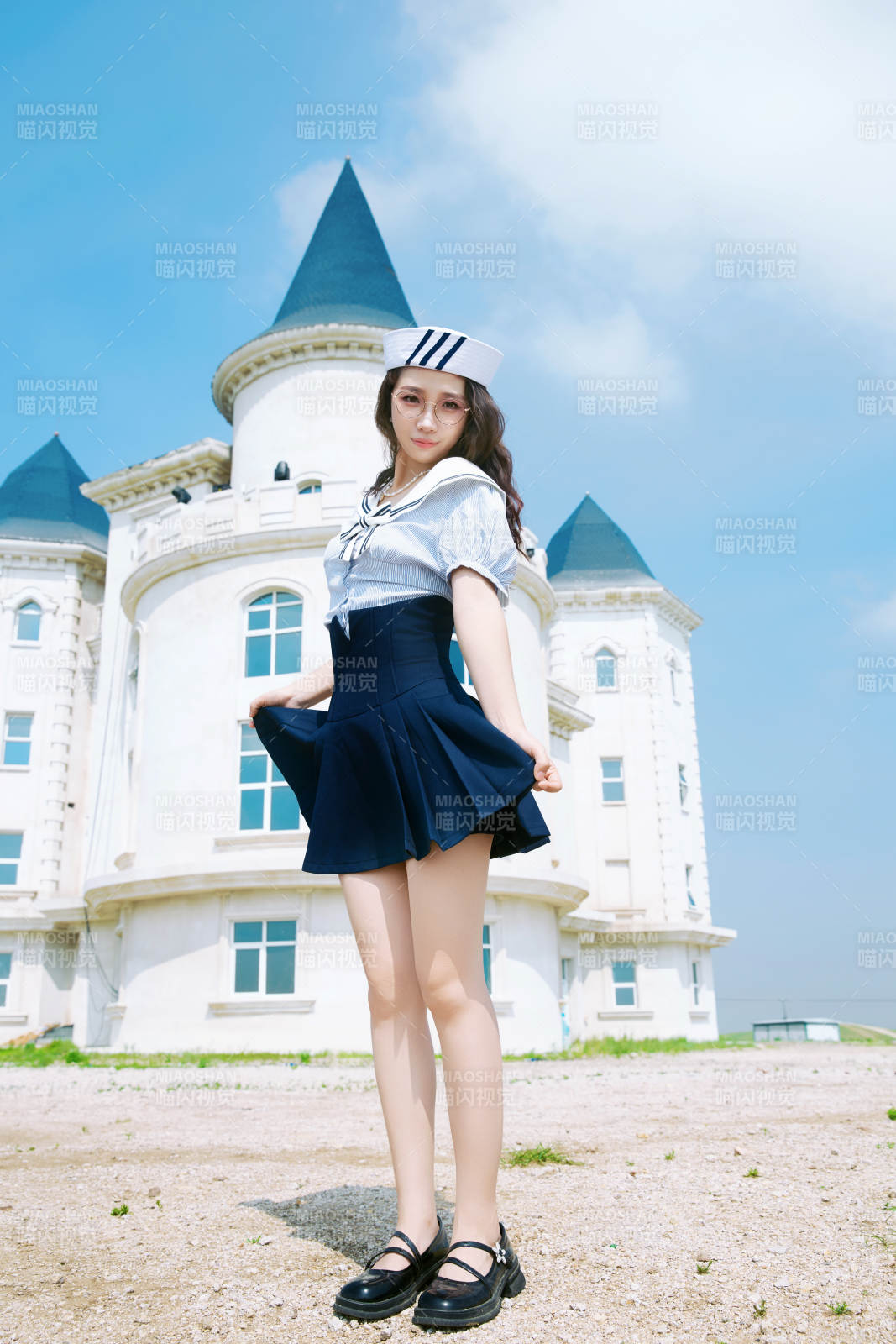 身穿水手服在城堡别墅前拍照打卡的亚洲美女图片