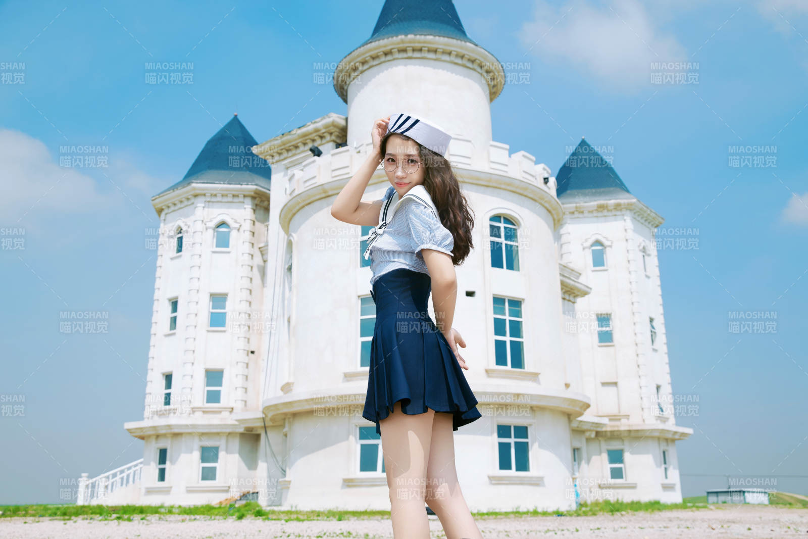 身穿水手服在城堡别墅前拍照打卡的亚洲美女图片