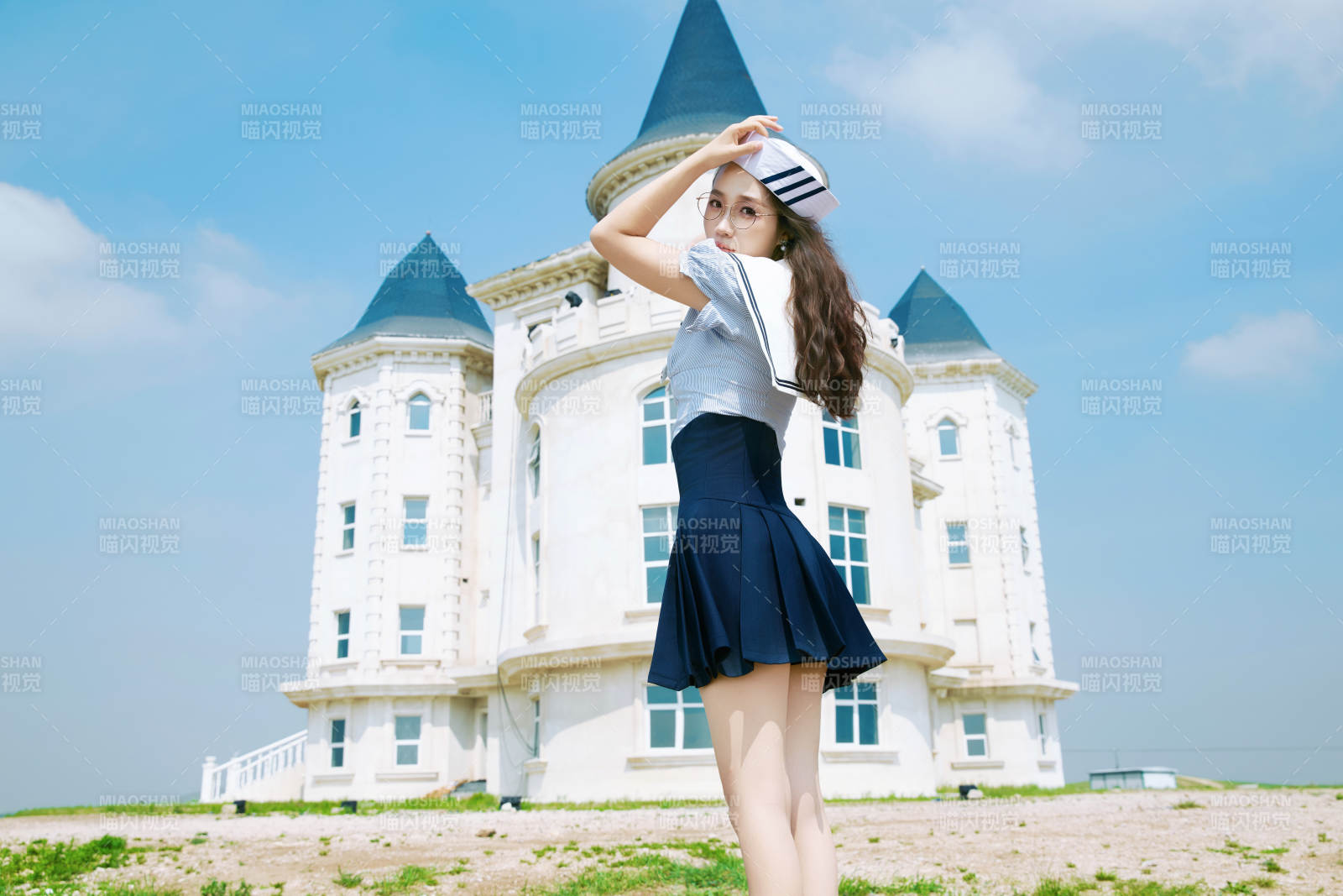身穿水手服在城堡别墅前拍照打卡的亚洲美女图片