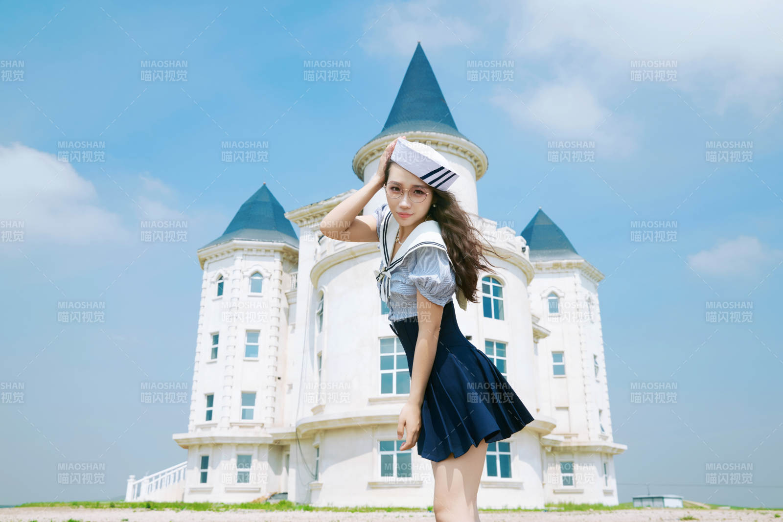 身穿水手服在城堡别墅前拍照打卡的亚洲美女图片