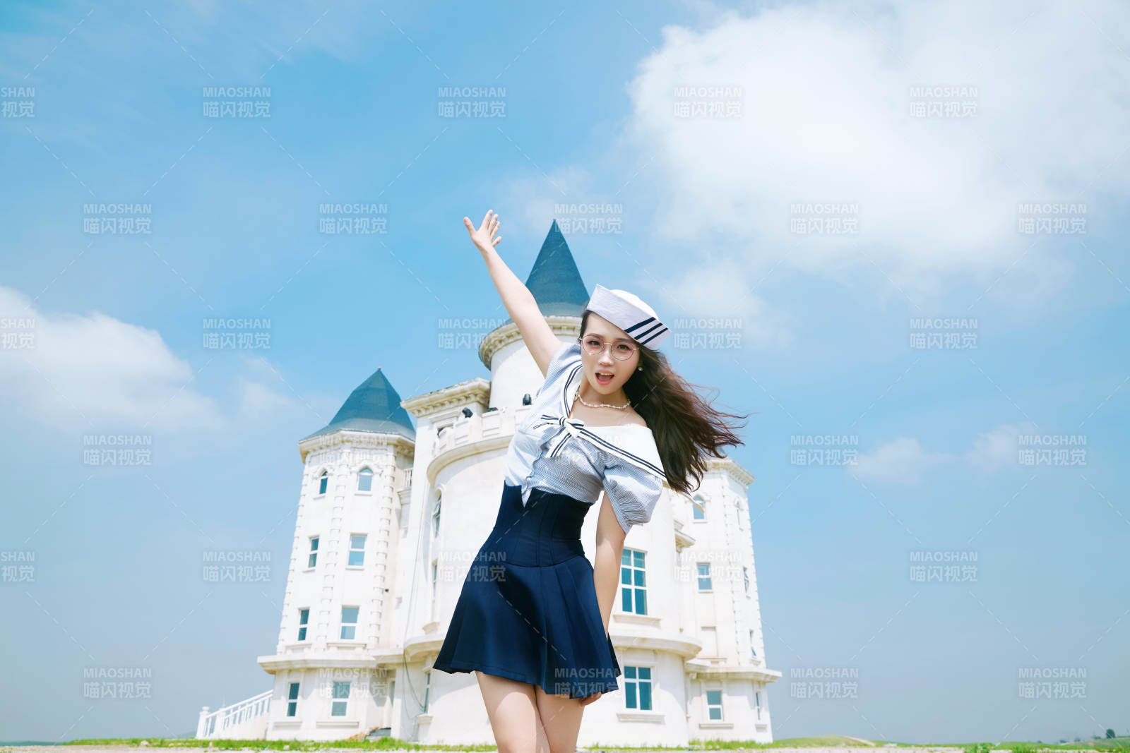 身穿水手服在城堡别墅前拍照打卡的亚洲美女图片