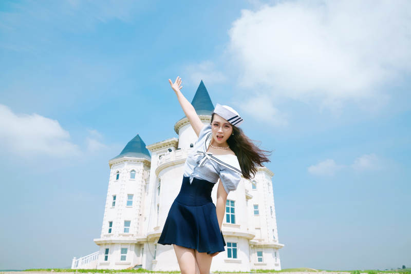 身穿水手服在城堡别墅前拍照打卡的亚洲美女图片