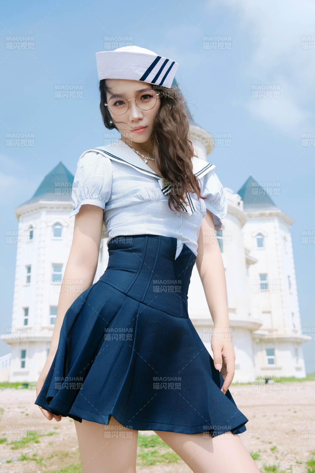 身穿水手服在城堡别墅前拍照打卡的亚洲美女图片