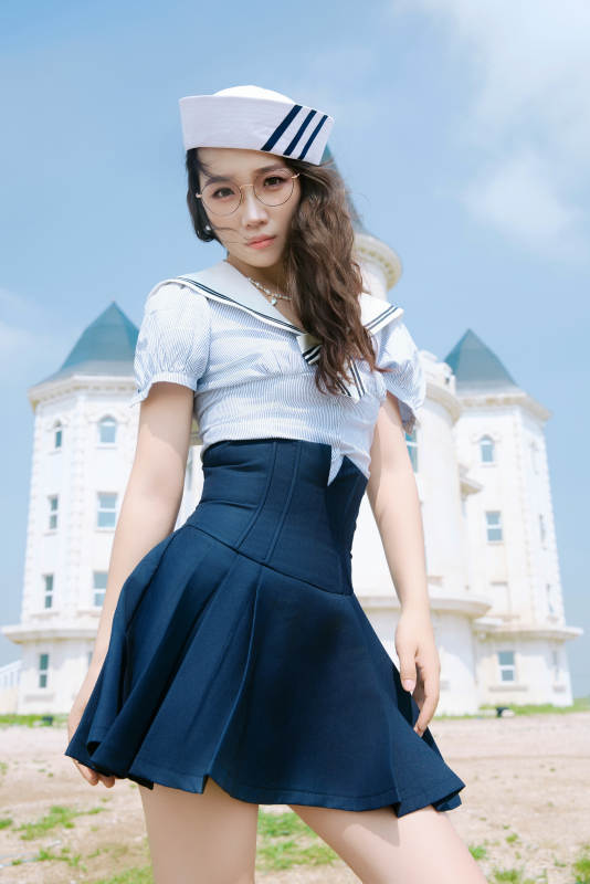 身穿水手服在城堡别墅前拍照打卡的亚洲美女图片