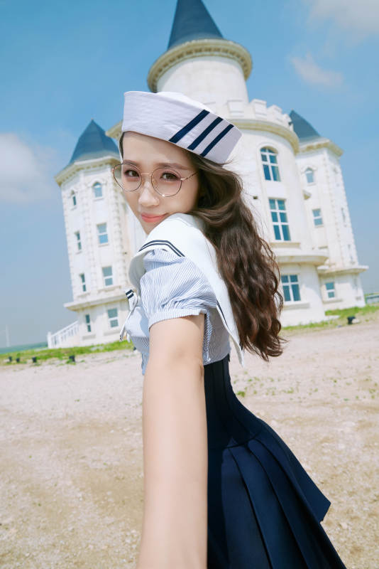 身穿水手服在城堡别墅前拍照打卡的亚洲美女图片
