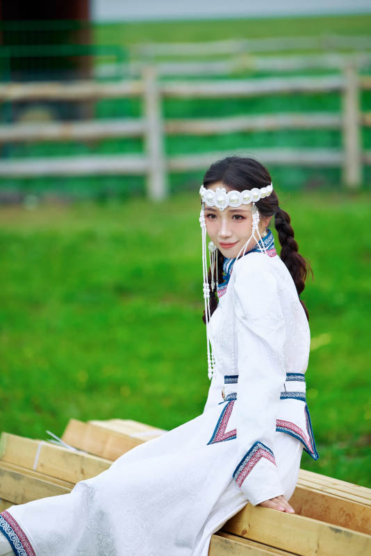 穿着蒙古族不里亚特传统服饰的亚洲美女图片