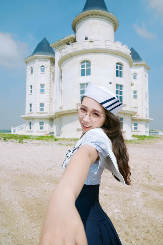 身穿水手服在城堡别墅前拍照打卡的亚洲美女图片