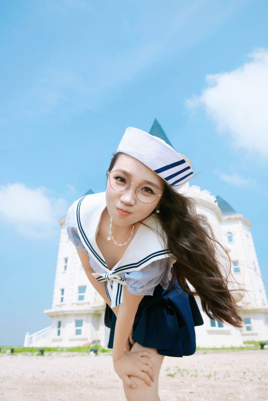 身穿水手服在城堡别墅前拍照打卡的亚洲美女图片