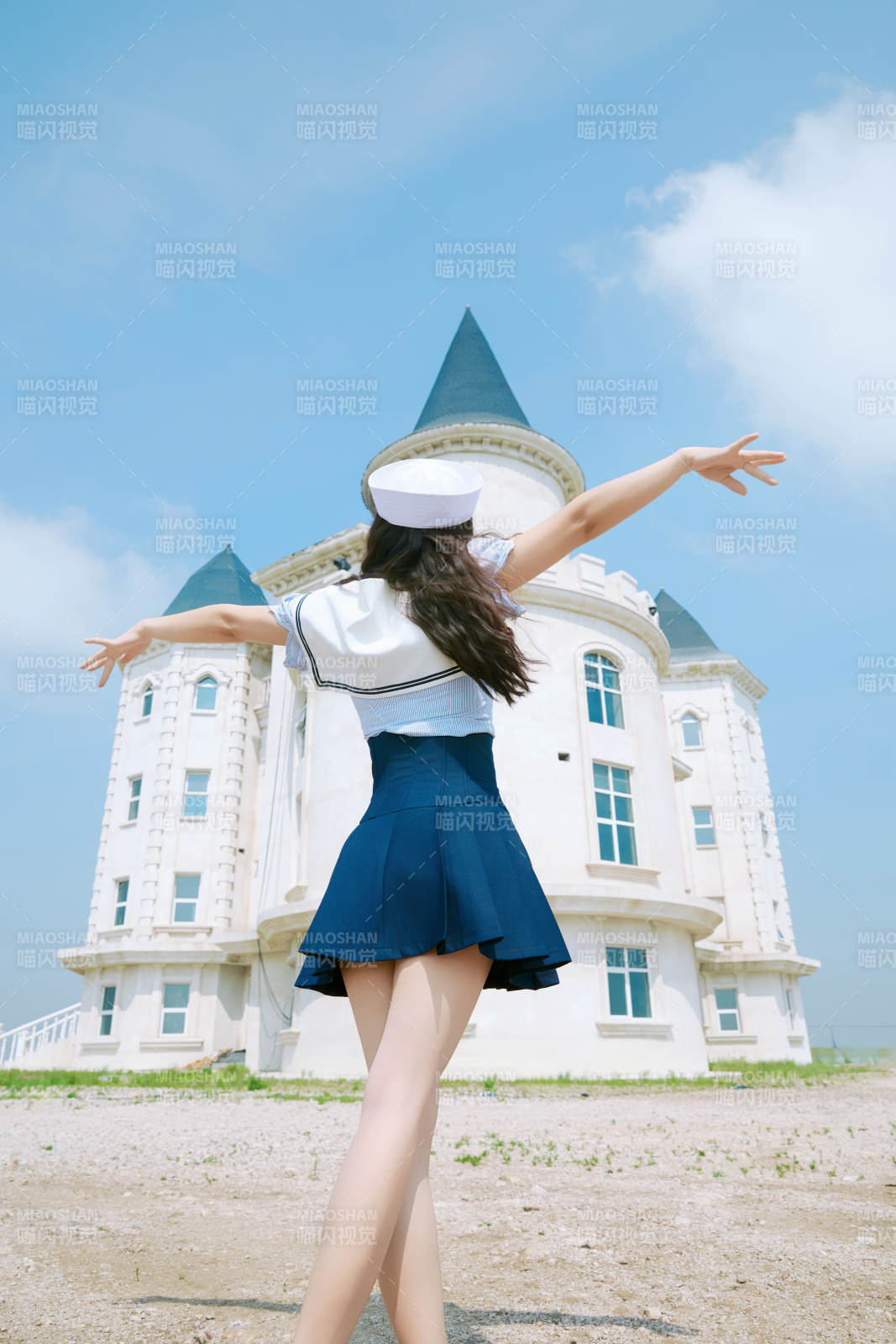 身穿水手服在城堡别墅前拍照打卡的亚洲美女图片