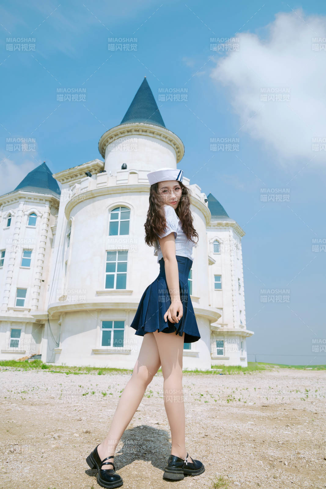 身穿水手服在城堡别墅前拍照打卡的亚洲美女图片