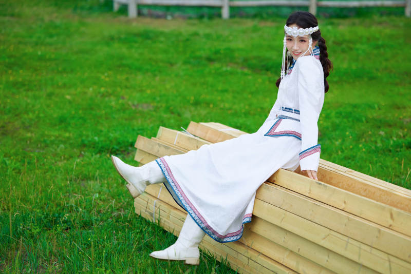 穿着蒙古族不里亚特传统服饰的亚洲美女图片