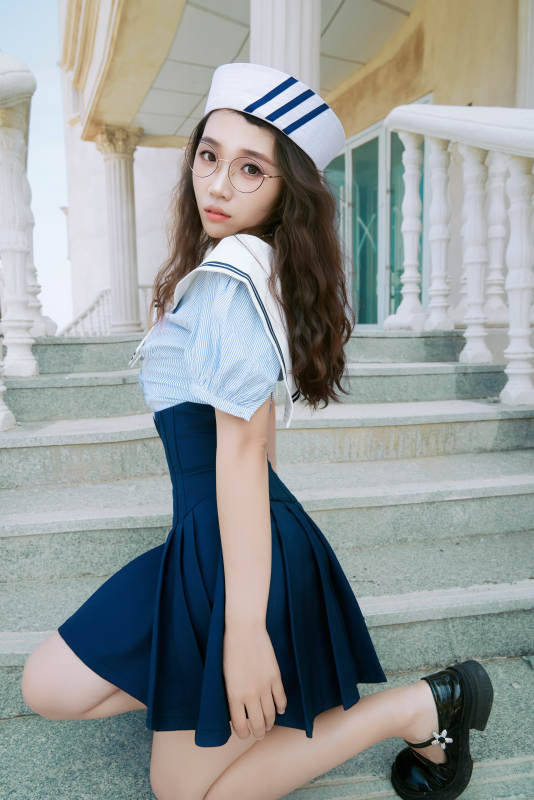 身穿水手服在城堡别墅前拍照打卡的亚洲美女图片