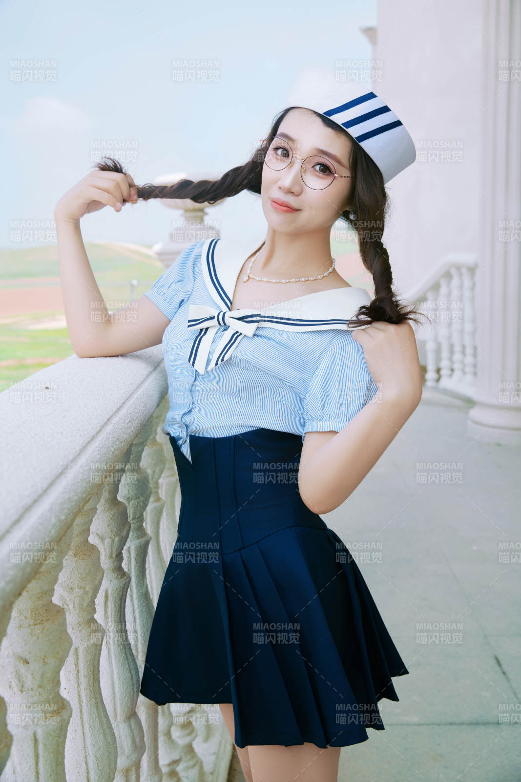 身穿水手服在城堡别墅前拍照打卡的亚洲美女图片