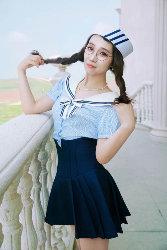 身穿水手服在城堡别墅前拍照打卡的亚洲美女图片