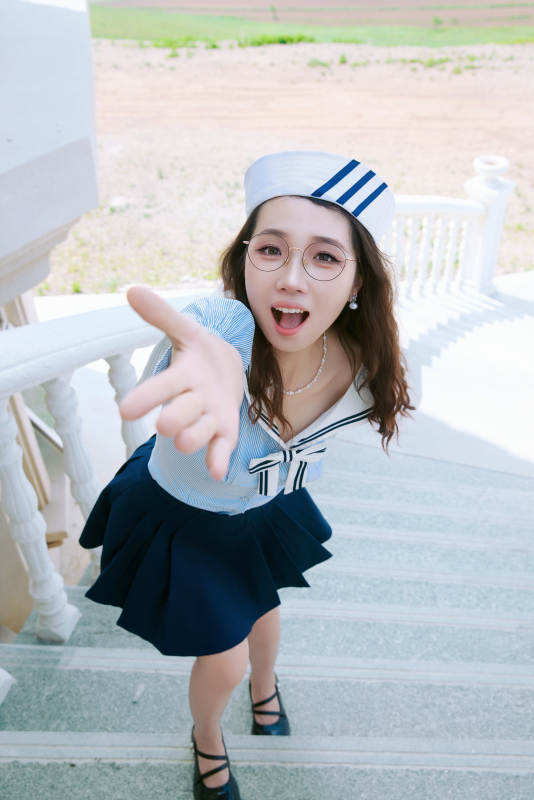 身穿水手服在城堡别墅前拍照打卡的亚洲美女图片