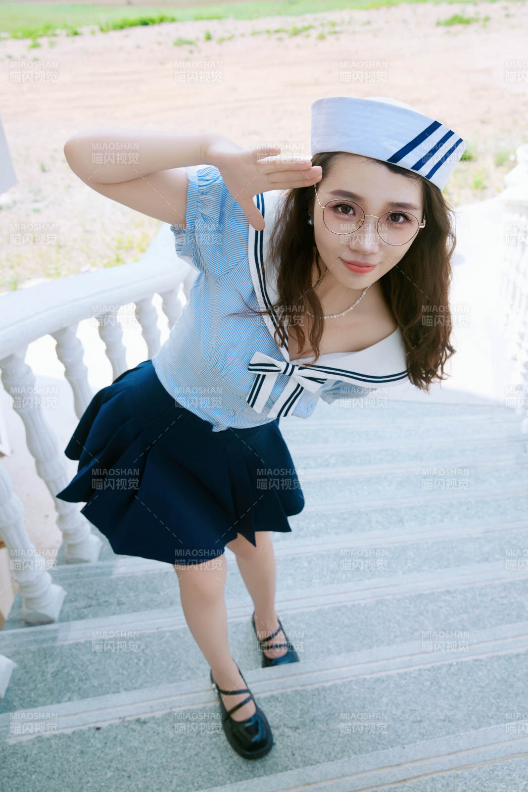 身穿水手服在城堡别墅前拍照打卡的亚洲美女图片