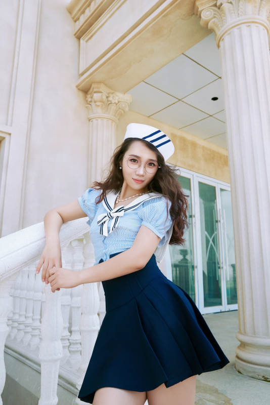 身穿水手服在城堡别墅前拍照打卡的亚洲美女图片