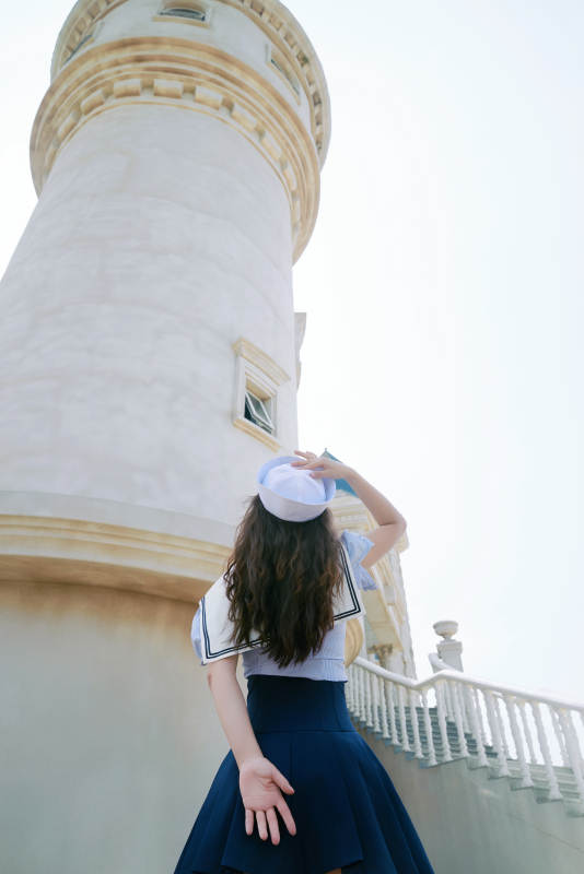 身穿水手服在城堡别墅前拍照打卡的亚洲美女图片