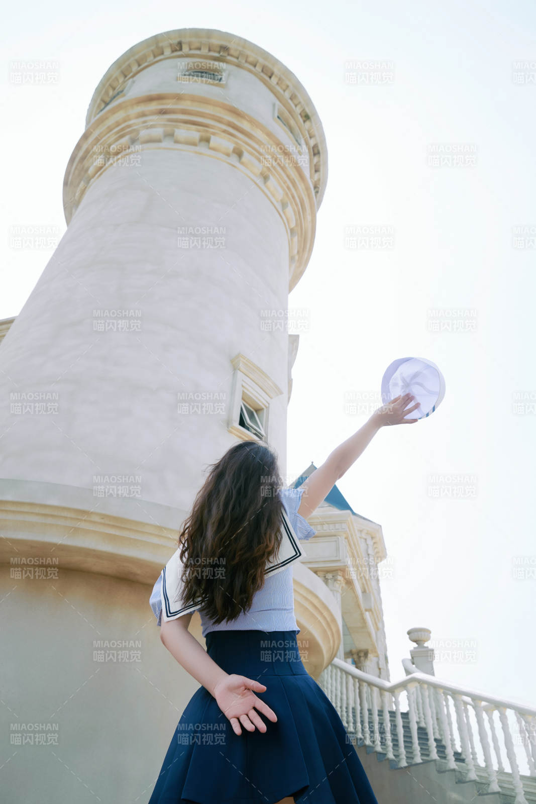 身穿水手服在城堡别墅前拍照打卡的亚洲美女图片