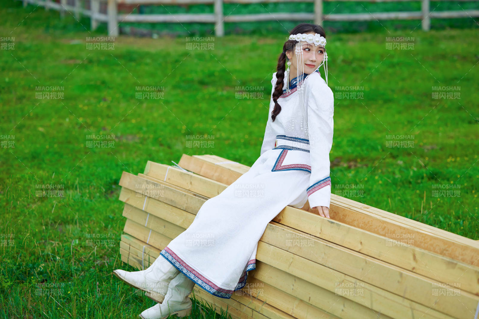 穿着蒙古族不里亚特传统服饰的亚洲美女图片