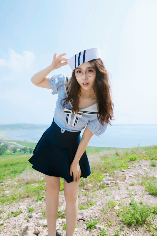 身穿水手服在城堡别墅前拍照打卡的亚洲美女图片