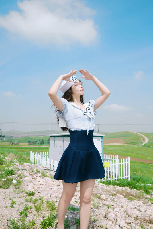 身穿水手服在城堡别墅前拍照打卡的亚洲美女图片