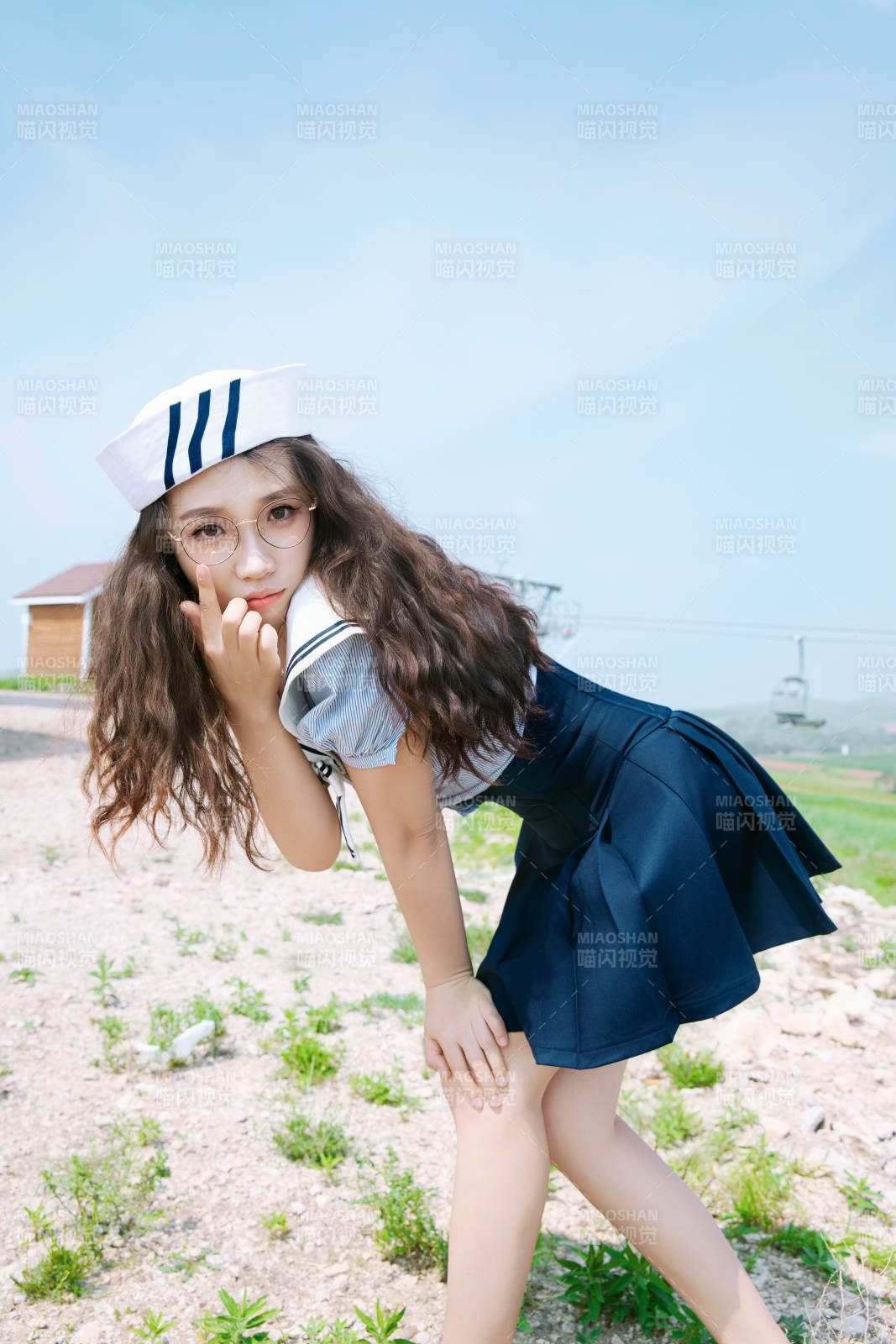 身穿水手服在城堡别墅前拍照打卡的亚洲美女图片