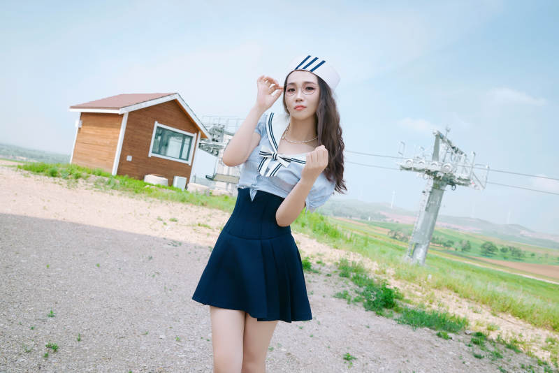 身穿水手服在城堡别墅前拍照打卡的亚洲美女图片