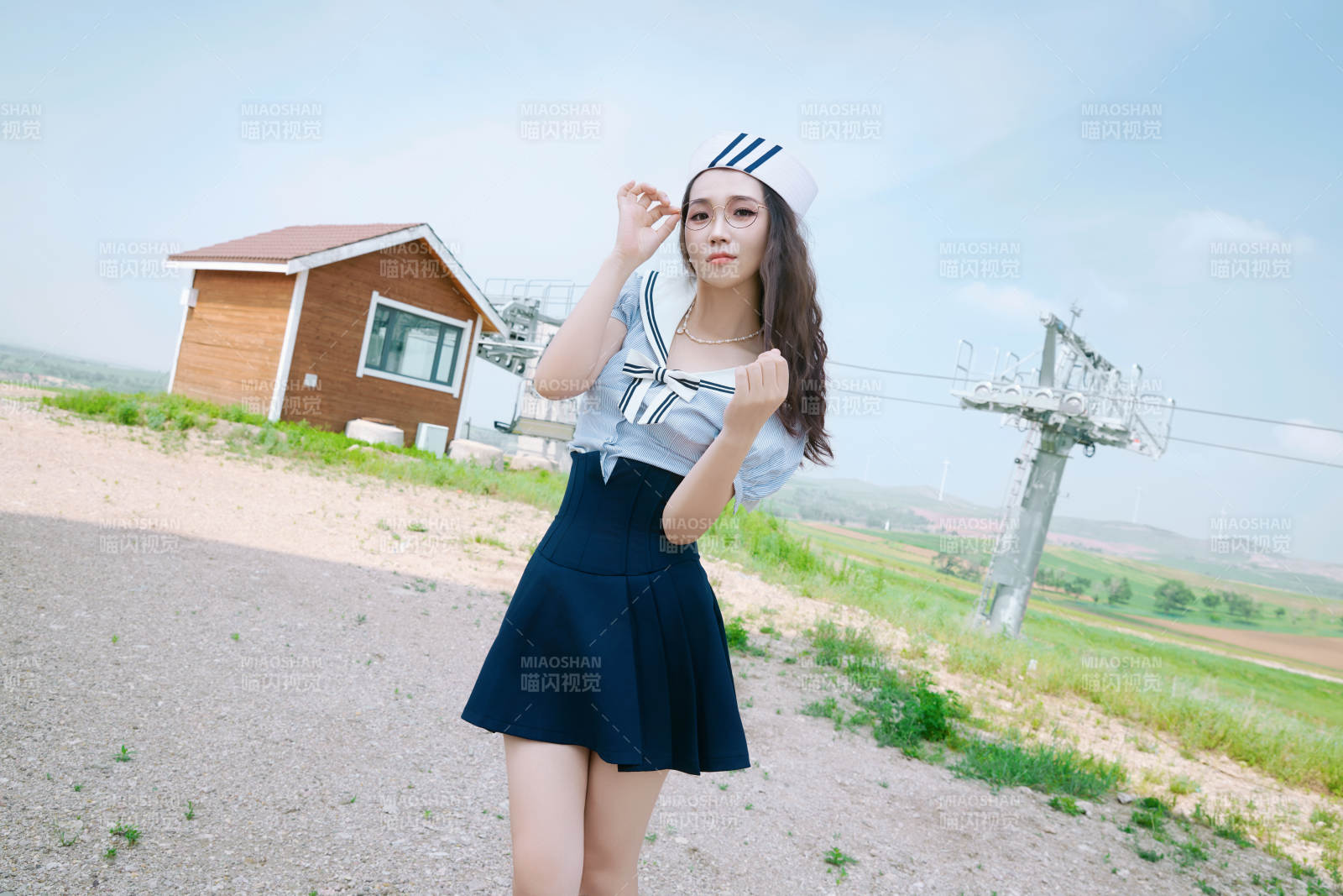 身穿水手服在城堡别墅前拍照打卡的亚洲美女图片