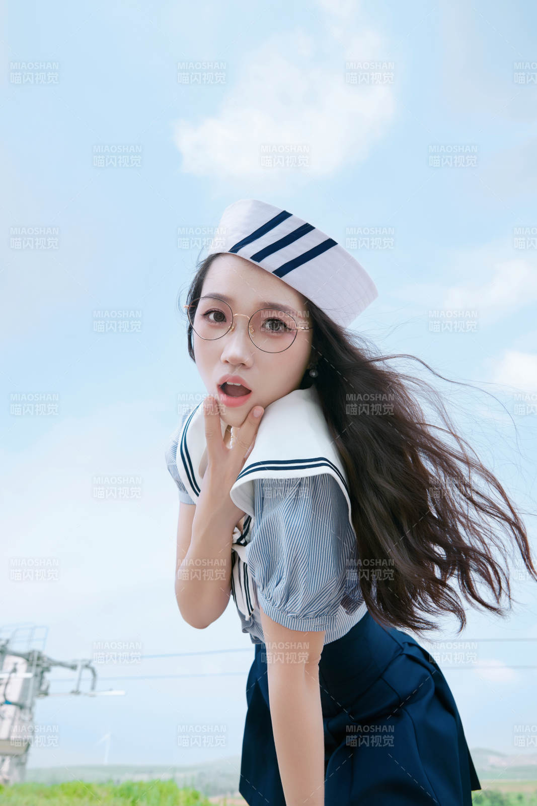 身穿水手服在城堡别墅前拍照打卡的亚洲美女图片