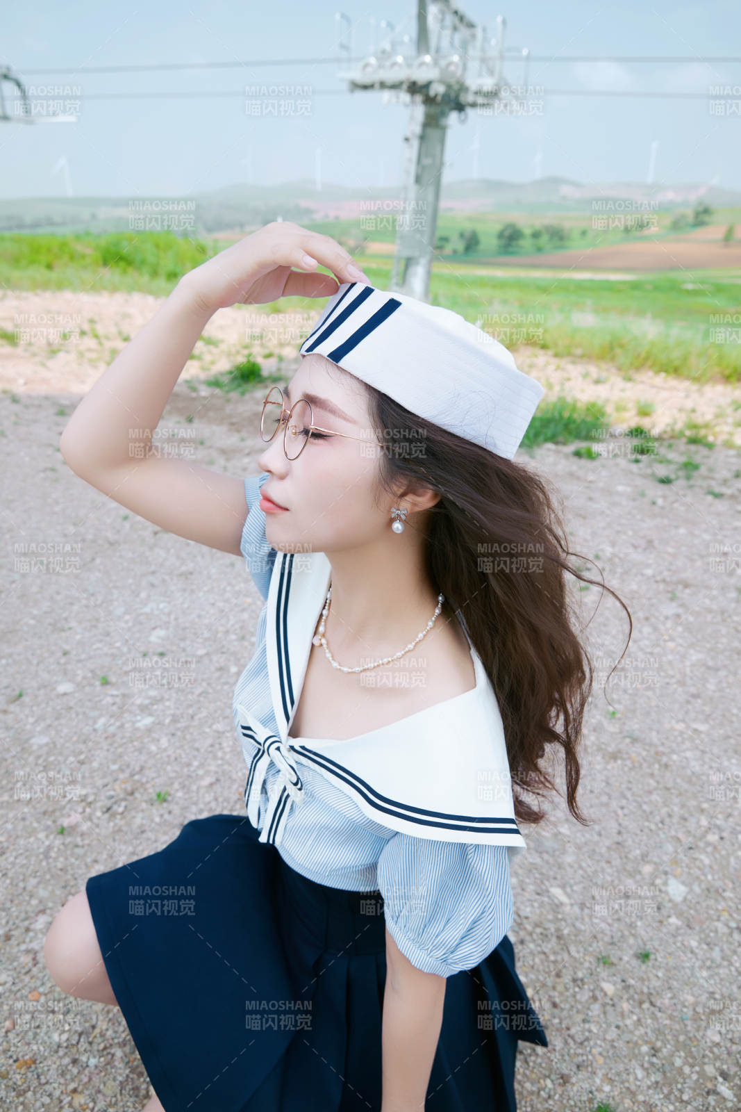 身穿水手服在城堡别墅前拍照打卡的亚洲美女图片