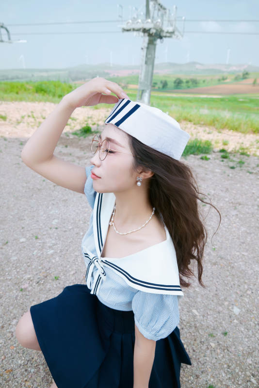 身穿水手服在城堡别墅前拍照打卡的亚洲美女图片