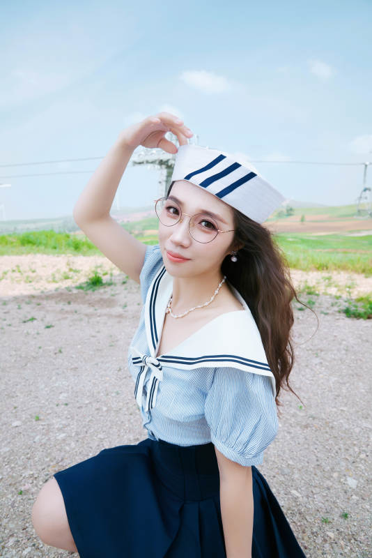 身穿水手服在城堡别墅前拍照打卡的亚洲美女图片