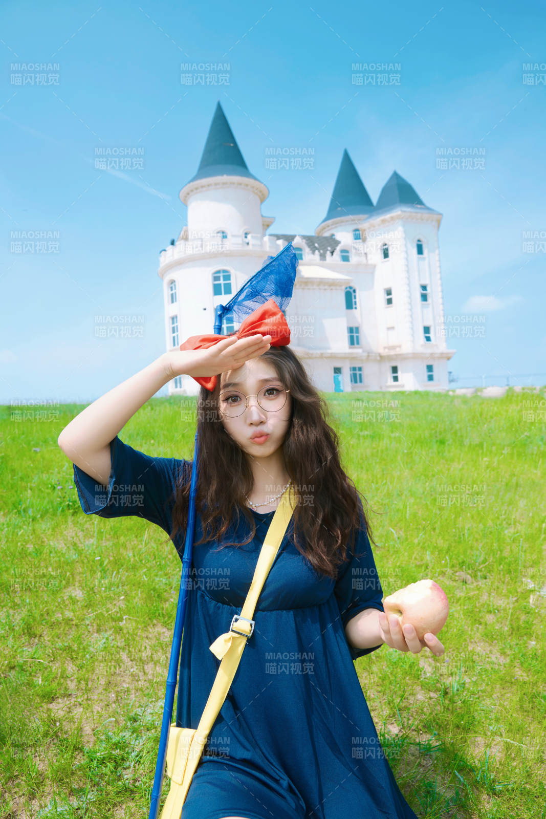 身穿小魔女服饰在城堡前拍照打卡的亚洲美女图片