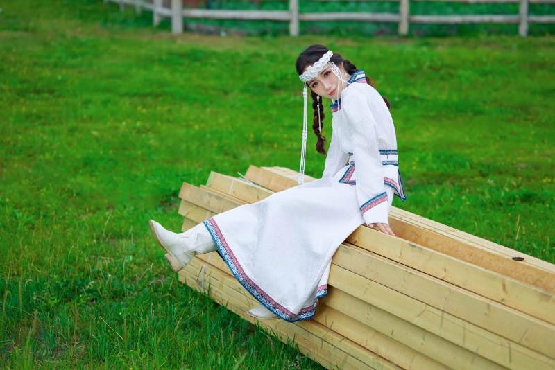 穿着蒙古族不里亚特传统服饰的亚洲美女图片