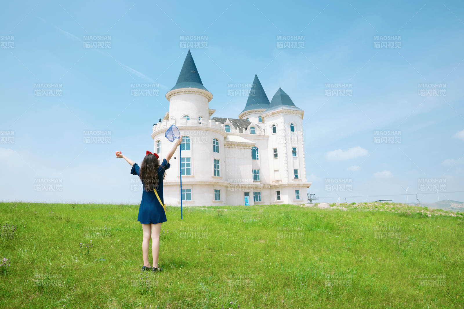 身穿小魔女服饰在城堡前拍照打卡的亚洲美女图片