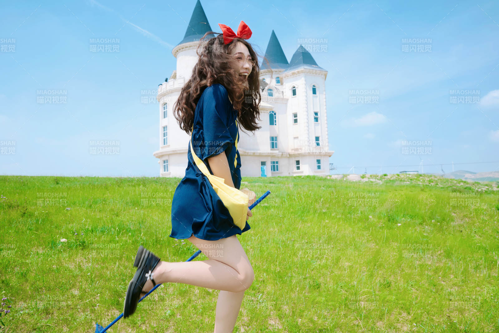 身穿小魔女服饰在城堡前拍照打卡的亚洲美女图片