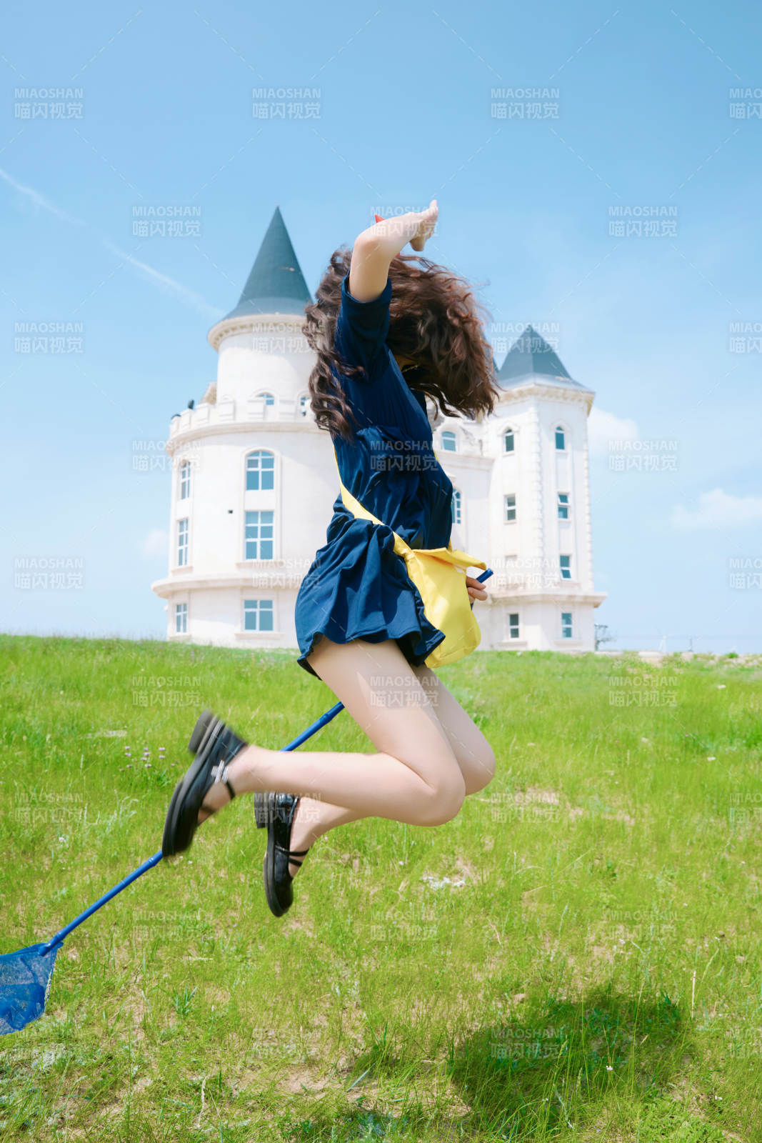 身穿小魔女服饰在城堡前拍照打卡的亚洲美女图片