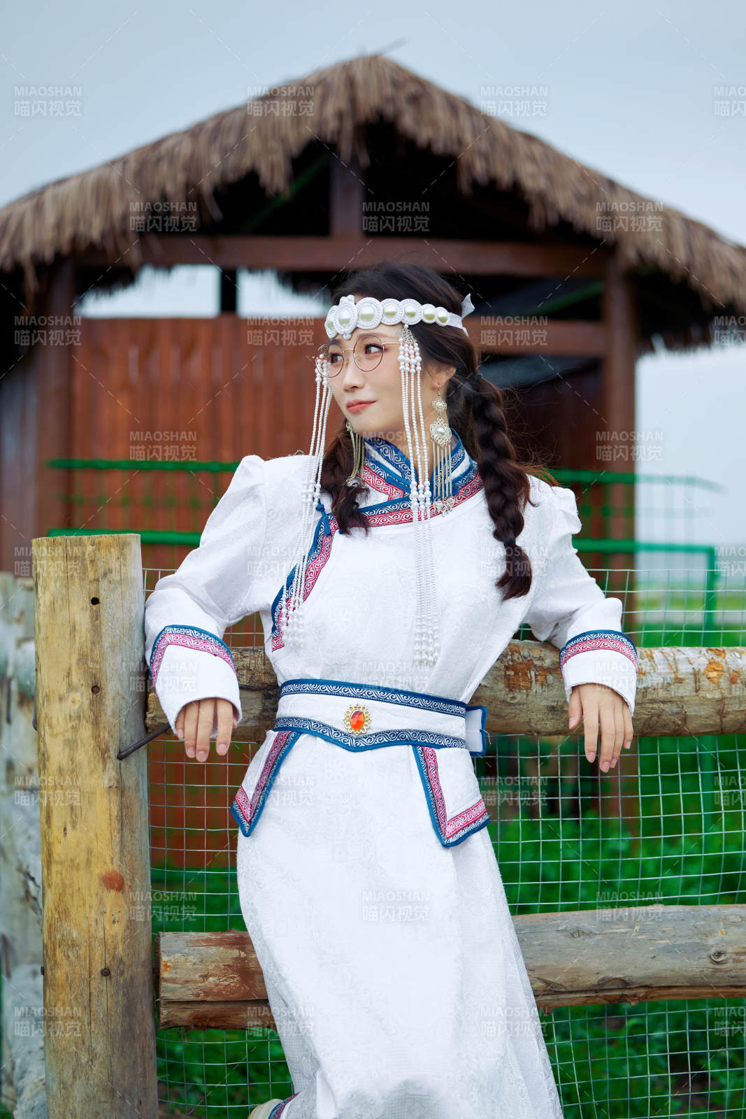 穿着蒙古族不里亚特传统服饰的亚洲美女图片