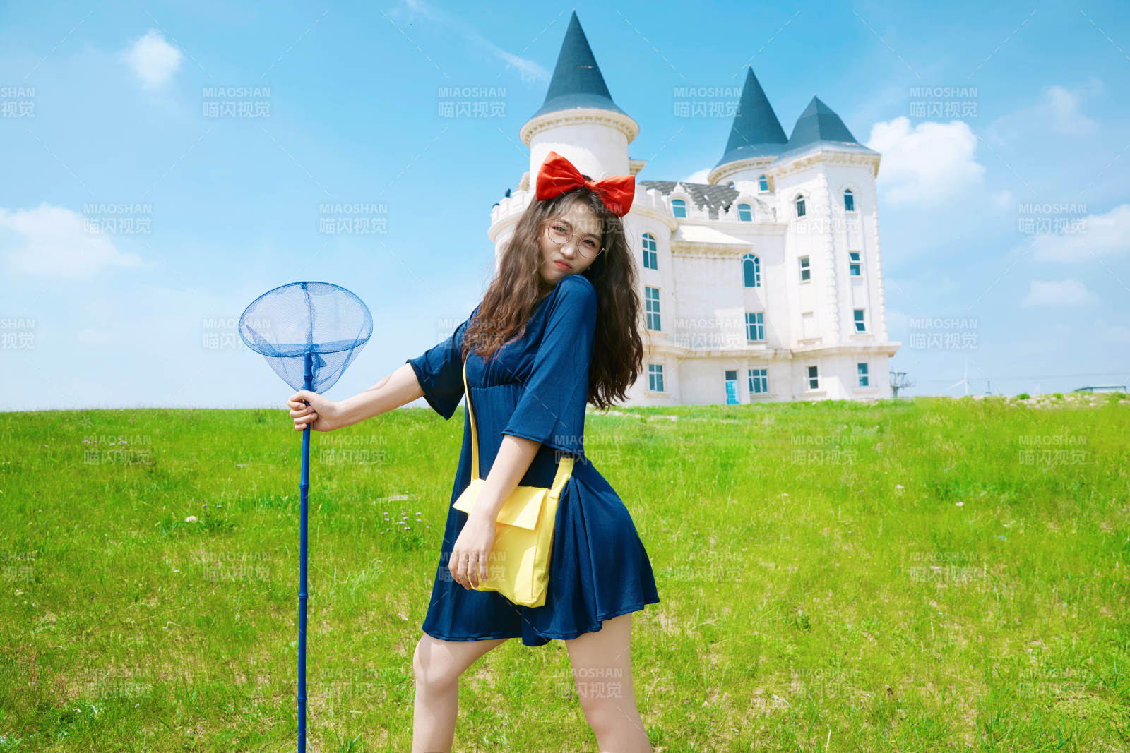 身穿小魔女服饰在城堡前拍照打卡的亚洲美女图片