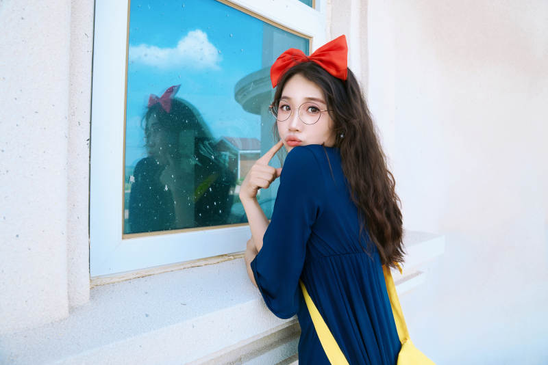 身穿小魔女服饰在城堡前拍照打卡的亚洲美女图片