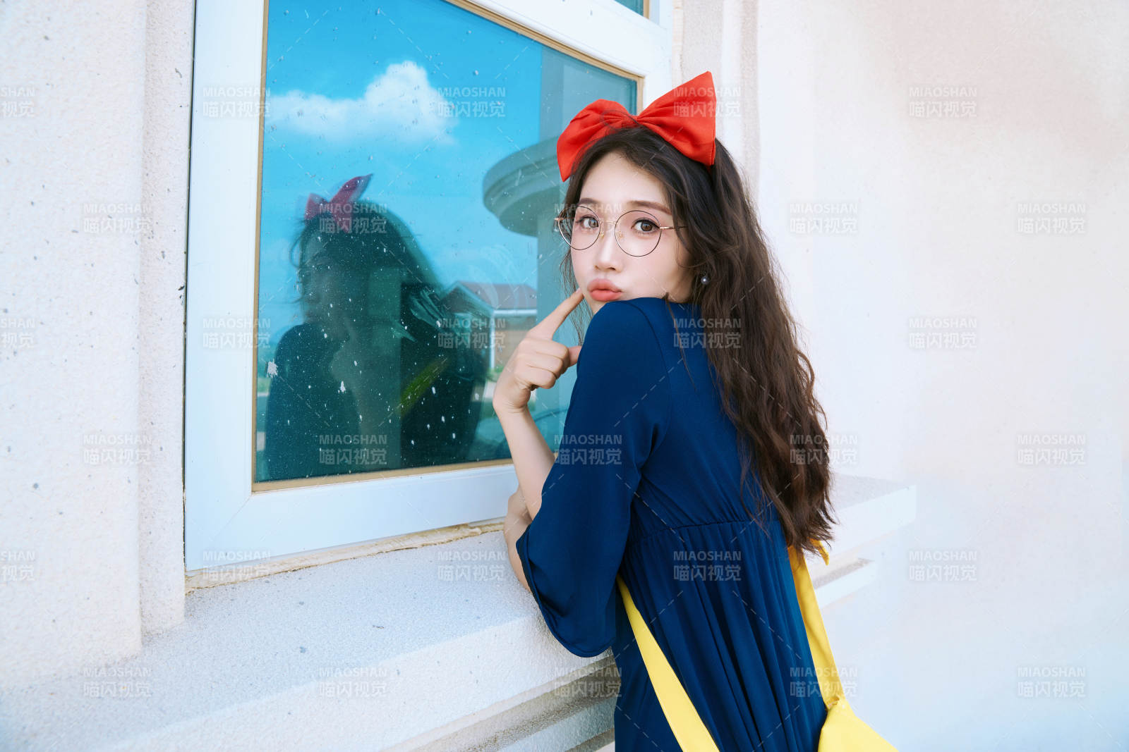 身穿小魔女服饰在城堡前拍照打卡的亚洲美女图片