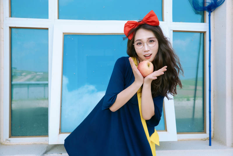 身穿小魔女服饰在城堡前拍照打卡的亚洲美女图片