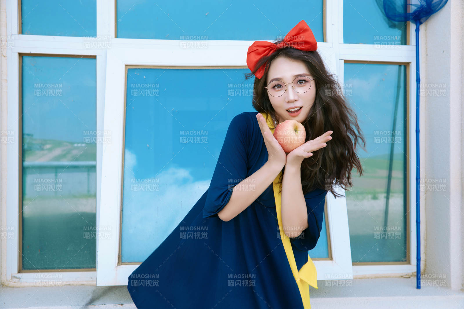 身穿小魔女服饰在城堡前拍照打卡的亚洲美女图片