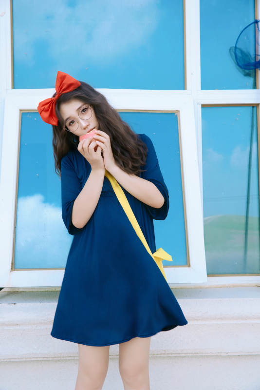 身穿小魔女服饰在城堡前拍照打卡的亚洲美女图片